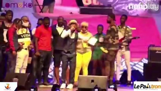 Lors de leur concert à guichet fermé au Palais de la culture, Le groupe zouglou VDA a donné plusieurs enveloppes à la famille de feu Dezy Champion 🙏🏾 | Terre2buzz.com