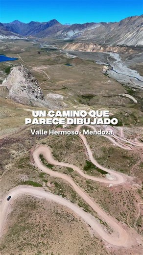 📍Valle Hermoso, Las Leñas Mendoza 👇 Curva tras curva, la montaña te va llevando hasta este lugar increíble 💙 Esta es la ruta de caracoles para llegar a Valle Hermoso, en Mendoza, y al fondo aparece la Laguna Valle Hermoso como recompensa. 📍 ¿Dónde queda? Valle Hermoso se ubica en el sur de Mendoza, cerca del centro de esquí Las Leñas y a unos 90 km de Malargüe. 🚗 Cómo llegar: La ruta típica va por Ruta N 40 → Ruta Provincial 222 hasta Las Leñas, y desde allí son alrededor de 25–27 km de rip