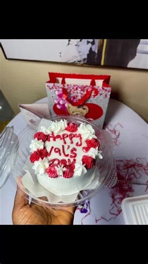 #cakecafe Gift your loved ones happiness this valentine 💝 Get your red velvet chocolate and more😋😋😋😋😋