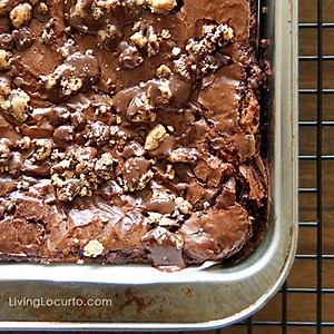 A mix of Peanut Butter Chocolate Chip Cookies and Brownies with Reeses is amazing! This is my go-to recipe for a party. Quick, Easy and SO GOOD! --> RECIPE: http://www.livinglocurto.com/2013/04/chocolate-chip-peanut-brownies/ PASS IT ON... | MOMables