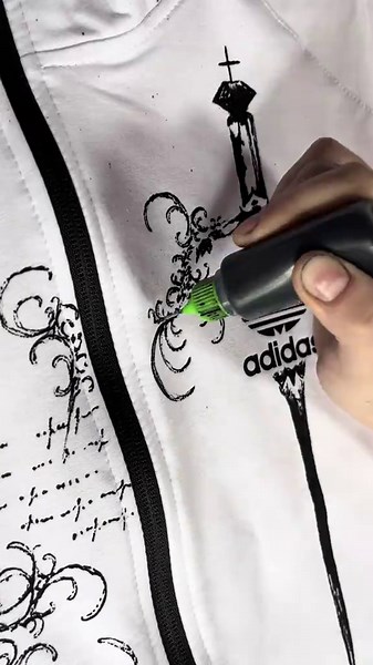 Кастомизированные Adidas в нео-трайбл стиле