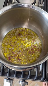 Risotto al forno con funghi, piselli, provola e prosciutto! Filante, cremoso e super buono! Una ricetta facile e veloce che piacerà davvero a tutti! Ing. 400 gr di Riso per risotti Olio Cipolla 100 gr di funghi surgelati 70 gr di piselli surgelati 200 gr di prosciutto cotto 150 gr di provola a fette Q.b parmigiano Sale 1 lt di brodo Fate un soffritto con olio e cipolla. Unite i funghi e fate rosolare. Nel soffritto tostate il riso. Poi coprite con brodo. Unite i piselli e lo zafferano. Portate a
