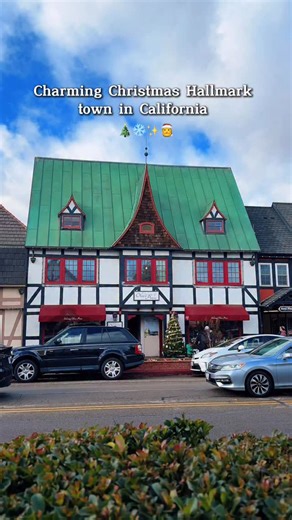 Charming Christmas town that needs to be on your California bucket list this holiday season🎄🏰🇩🇰 Nestled in the Santa Ynez Valley, Solvang is a charming Danish-inspired town that feels like stepping into a European fairytale. Wandering through the charming streets of Solvang felt like stepping into a town in Denmark🇩🇰 💖From the quaint windmills to the adorable half-timbered buildings, every corner was a delight to explore. I loved strolling past cozy bakeries with the scent of fresh pastri