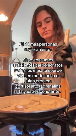 No es solo ansiedad mental: es una respuesta fisiológica. Sin suficiente energía de los carbohidratos, el sistema nervioso interpreta que estás en peligro y activa hormonas de estrés continuamente. Esto afecta sueño, digestión, concentración y metabolismo. Comer carbohidratos adecuados no es indulgencia, es seguridad biológica. Apoya tu energía, calma y regulación interna. DM la palabra “CARBOHIDRATOS” si quieres aprender a integrar los carbohidratos correctos para reducir estrés, equilibrar hor