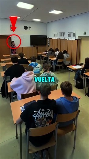 ¡Se escaparon de clase justo detrás de la profesora! 😂