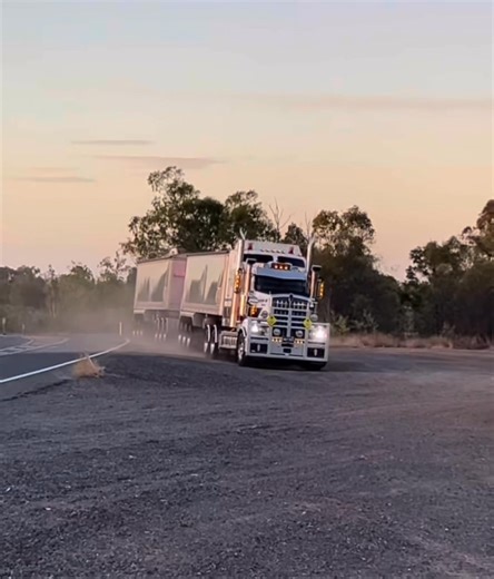 One of the last loads before heading home for Christmas Robuk KENWORTH Australia KENWORTH WORLD WIDE #Kenworth #Robuk #KenworthT909 | Murphy Bulk Tipper & Water Truck Hire