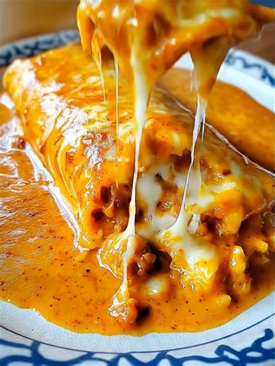 Mexican Enchirito Ingredients: 1 pound ground beef 1 can (15 oz) refried beans 1 can (10 oz) enchilada sauce 8 flour tortillas 1 cup shredded cheddar cheese 1 cup diced onions 1 cup diced tomatoes 1 cup shredded lettuce 1 cup sour cream Directions: Preheat Oven: 1.1. Preheat your oven to 350°F (175°C). Prepare the Filling: 2.1. In a large skillet, cook the ground beef over medium heat until browned. 2.2. Drain any excess fat. 2.3. Stir in the refried beans and half of the enchilada sauce. Cook u