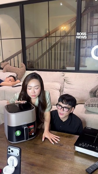 Phạm Thoại chơi chiêu, giấu hết túi Edoris để cho Nguyễn Thảo không thể bắt anh live bán túi được nữa, nhưng thế quái nào Nguyễn Thảo vẫn tìm thấy được. Rồi xong luôn, chuyến này live 3 ngày liên tiếp #phamthoai #nguyenthaoedoris #trending #xuhuong #bossnews