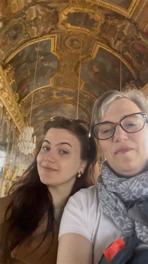 This is a full circle moment. When I was 18, I lived and worked in Paris as an au Pair. A few weeks ago I went back to Paris, 36 years later, to visit my daughter who now lives there and also works as an au pair. We went to visit the palace of Versailles which is close to where I used to live. And I was wearing the trousers from my first clothing pattern. It’s currently being tested by 25 lovely ladies and will be released in 2 weeks. Me & my daughter had great fun filming lots of reels of us bo