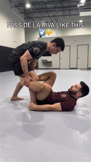 Cool way I’ve been using to set up some outside passing from De La Riva🫡 | Andrew DeGraff