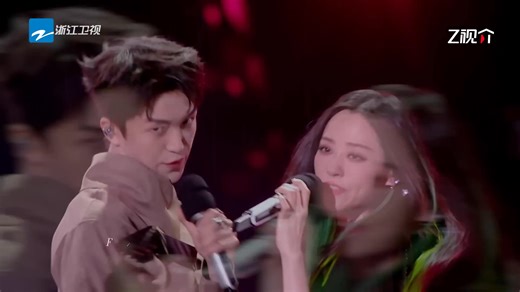 【纯享🎧】黄子弘凡&张靓颖《Teeth》雨中唱跳舞台依旧稳如CD，将拉扯感演绎到极致～ #黄子弘凡 #张靓颖 #天赐的声音 #天赐的声音6 | 中国新歌声 SING CHINA