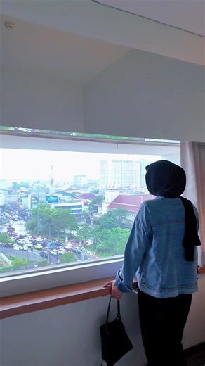 Hotel strategis di pusat kota Semarang yang bisa jalan kaki ke mall & kuliner ✨ Whiz Hotel Pemuda Semarang 📍 Jl. Kapten Piere Tendean No.9, Semarang Tengah Dekat ke: • Paragon City Mall (3 menit jalan kaki) • DP Mall (9 menit jalan kaki) • Lawang Sewu & Tugu Muda • Simpang Lima • Kota Lama Semarang (±7 menit) Tipe kamar: • Single • Standard • Superior Double (city view) Fasilitas: • WiFi gratis • AC & TV • Pitu Coffee & Restaurant • Meeting room • Laundry • Resepsionis 24 jam • Parkir valet gra