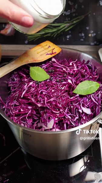 Rotkohl für die Feiertage einkochen. Zutaten -1 Rotkohl ca 2 kg -100g Schmalz -150g Preiselbeeren -200g Apfelmus oder Kompott -50ml Apfelessig -2 Lorbeerblätter -2 Rote Zwiebel -Paar Wacholderbeeren -Salz -Pfeffer @graef.global #rezept #food #weihnachten