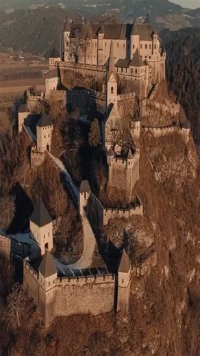 1K views · 46 reactions | Hochosterwitz Castle, one of the most impressive medieval castles in Austria. The castle sits on a 172-meter-high dolomite rock east of the town of Sankt Veit an der Glan. It is famous for its 14 fortified gates, designed for defense and making the castle an impregnable fortress. Awesome photo by: @dani_ceravolo | Beautiful Houses and Buildings | Facebook