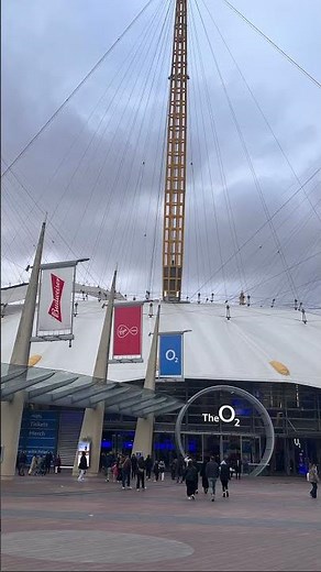 Christmas Arrives at The O2! 🎄 Festive Tree & Mini Market Are Ready ✨