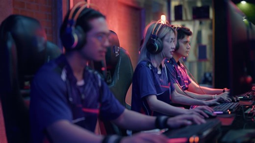 Juegos en Computadoras,estamos en 88-15 Roosevelt Ave.Piso2,abrimos todos los dias desde las 9 de la mañana.#gamingpc #notarypublic #internet