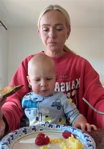 Putting the raspberry on the toast😂 #mom #momtok #blw #moms #momlife | momtok