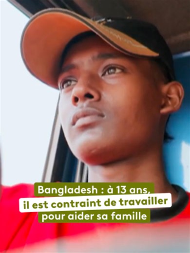 « Je donne mon salaire à ma mère. » Pour aider sa famille à survivre, Sujon, 13 ans, conduit chaque jour un camion, transportant parfois des marchandises dangereuses. Un travail particulièrement risqué et éprouvant pour cet adolescent, mais dont dépendent ses parents et ses cinq frères et sœurs. 👉 Retrouvez « Les routes de l’impossible » au Bangladesh dès maintenant sur notre plateforme france.tv (lien en bio). #bangladesh #francetv #OnRegardeQuoi
