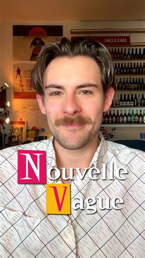 "Fino all’ultimo respiro” è considerato uno dei più grandi capolavori nella storia del cinema e Jean-Luc Godard uno dei suoi più grandi registi. Ma lo sapevate che, durante le riprese, non sembrava affatto così? Il confine fra genialità e follia è molto sottile e il regista Richard Linklater racconta proprio questo in Nouvelle Vague: la follia e l’amore per il cinema. Non un film per esperti ma per chi, potenzialmente, non abbia mai visto neanche un film della Nouvelle Vague, come ci tiene a spe