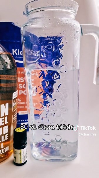 Voici une recette simple et naturelle pour fabriquer sa lessive maison pour tout type de linge, délicat, laine ou coloré. Pour le linge blanc, rajoutez une cuillère de percarbonnate dans le tambour. Recette simple, économique et naturelle à conserver 3 mois maximum ! J'espère que ça vous plaira 🤍 10 cl suffisent par lavage #savondemarseille #percarbonate #bicarbonate #nettoyantnaturel #naturel #lessive #lessivemaison #tiktokfrance #routinemenage #bonplan #ménage #economie #faitmain #diy #produi