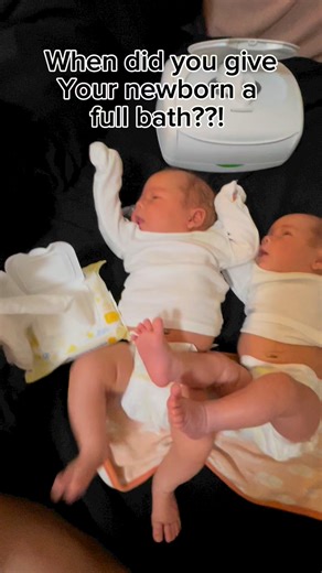 How long did you wait to give your baby a full on submerged bath? #hopeandaliya #bathtime #BabyBath #babybathtime #twins | The Johnson Family