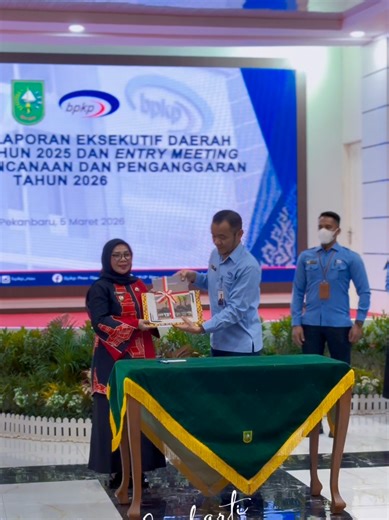 Perkuat Tata Kelola Keuangan, Wakil Bupati Kampar Hadiri Penyerahan Laporan Eksekutif BPKP Pekanbaru – Wakil Bupati Kampar Dr. Misharti, S.Ag., M.Si. menghadiri Penyerahan Laporan Eksekutif Daerah Semester II Tahun 2025 sekaligus Entry Meeting Evaluasi Perencanaan dan Penganggaran Tahun 2026 se-Provinsi Riau di Balai Pauh Janggi, Gedung Daerah Kediaman Gubernur Riau, Kamis (05/03). Kegiatan tersebut dihadiri Plt. Gubernur Riau SF Hariyanto, Sekda Provinsi Riau Dr. H. Syahrial Abdi, AP., M.Si., s