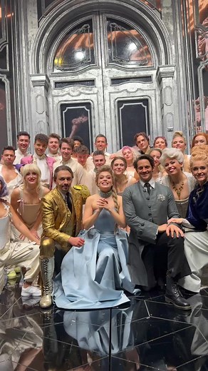 ✨ „Was für ein Jahr! ✨ Zahlreiche magische Theaterabende haben wir gemeinsam mit euch verbracht. Wir sagen DANKE für eure Treue und freuen uns riesig auf alles, was 2026 bringt. Unsere MT und PHANTOM Cast wünscht guten Rutsch! 🎆🍾 🎥 @nienkelatten #WeAreMusical #musical #wien #theater #MusicalTheater #vienna #MariaTheresiaVienna #MariaTheresiaMusical #ronacher #musicalvienna