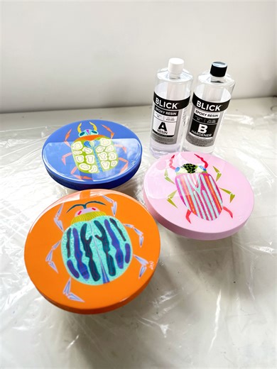 Watch as collage artist Lana Nguyen completes her work with a final coat of Blick Resin. Her process is all about building paper collage layers to create depth and movement in her pieces. She found Blick Resin to be easy to apply, plus it self-levels beautifully, and gives her work a glossy, professional finish. Shop for Blick Resin here: https://ow.ly/4CFh50YlCuV Artist: Lan Art&Design LLC Materials: Blick Epoxy Resin Kit, Blick Studio Acrylic Paints, Yupo Synthetic Paper #CollageArtist #ResinA