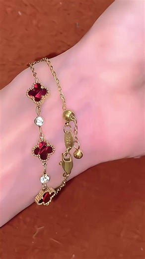 Gelang clover bunga red wine cantik bgt ka 😍🤤 yg mau boleh join live siang ini ya ka #fyp #titanium #clover #gelang
