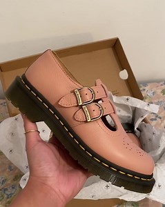 L'intramontabile Mary Jane reinventata con tutto il DNA Docs. Le nostre Mary Jane ti aiuteranno a iniziare la primavera con il piede giusto. | Dr. Martens