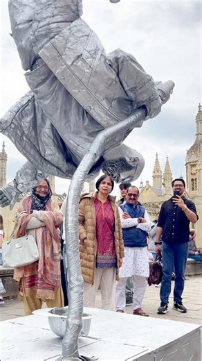 The mesmerized audience. #valentinethestatue #silvermanstatueofficial