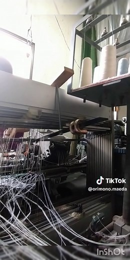 織機を動かすための準備☝️ 経糸を上下をさせる綜絖(そうこう)に約1200本のヘルドに通った糸を取付け中 織物を作る前作業の1つ。 高価な着物糸本数より少ないけどね😊 #マニアックな動画をお楽しみください #織機#機織り#織物