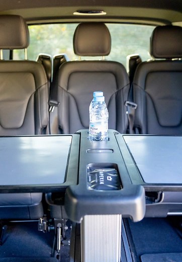 Luxe, confort et élégance. Découvrez la Mercedes Classe V avec chauffeur privé pour tous vos transferts VIP et déplacements d’exception. #ApexiaTransport#Mercedes#Vclass#ChauffeurPrivé #TransfertsVIP #TransportDeLuxe #VoitureAvecChauffeur #ConfortEtÉlégance #VoyageDePrestige #LuxuryWithoutLimits #LocationVoitureLuxe #ExpérienceUnique