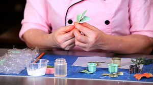 How to Paint Sugar Paste Leaves