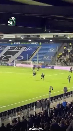 Nog meer beelden uit Den Bosch waar de wedstrijd tussen FC Den Bosch en ADO Den Haag gestaakt werd door heftige rellen tussen supporters van de thuisploeg en de politie. Onder meer werd er met vuurwerk gegooid richting de politie. 🧨 #DenBosch #ADODenHaag #KNVBBeker | SoccerNews.nl