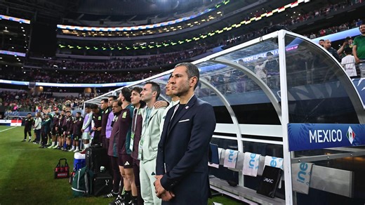 The solution to the problem? 🔥 The coach of Mexico 🇲🇽 says that Mexican players need to be in Europe 😱 Then why did Santiago Giménez play so little?👀 ¿La solución al problema? 🔥 El DT de México 🇲🇽 dice que los jugadores mexicanos necesitan estar en Europa 😱 ¿Entonces por qué Santiago Giménez jugó tan poquito? 👀 #beINSPORTS #JimmyLozano #SelecciónMexicana | beIN SPORTS USA
