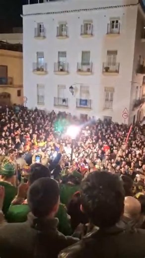 Mano a mano entre las chirigotas 'Los Robin' y 'Los hombres de Paco' en la noche del Domingo de Coros de Cádiz 2026 📹 @fotos_albera | Viva Cádiz