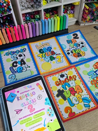 La cartilla que te ahorra tiempo y te facilita TODO ✨ Si te encantan las portadas bonitas pero no quieres complicarte dibujando, esta cartilla es para ti 💖📚 📂 ¿Qué incluye la cartilla? ✔️ Más de 140 portadas diferentes para usar ✔️ portadas con dibujos en tendencia y solo letra ✔️ Más de 70 nombres de materias diferentes ✔️ En el Drive se suben nuevas plantillas hasta el 30 enero 🎨 Lo mejor de todo: ✨ No tienes que saber dibujar ✨ No tienes que saber hacer letras ✨ Todo está listo, solo impr