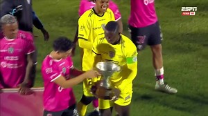 3.1K views · 104 reactions | Independiente del Valle se quedó con la Copa Emiliano Alfaro! Tras el 0-0 en los 90', el equipo de Anselmi ganó en los penales 5-4 ante San Lorenzo: festeja el actual dueño de la Sudamericana | Radio Estrella 92.1 | Facebook