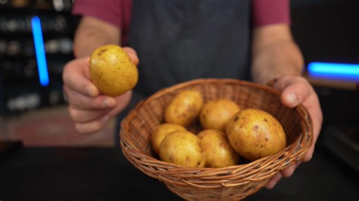 Hosting a large German Christmas dinner at home for 30 guests
