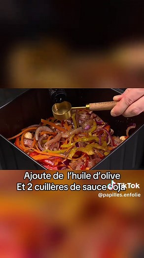 Recette facile et rapide au Air fryer Poulet fondant aux légumes 🌶️🥒 Ingrédients : 1 carotte 500 g de blanc de poulet 1/2 poivron rouge et jaune 1 petit oignon rouge 250 g de champignons frais Ail en poudre paprika fumé , sel , poivre , herbe de Provence Huile olive 2 cuillères de sauce soja Persil Bon appétit !! #recettefacile #airfryer #poulet #champignons #recettefacileetrapide