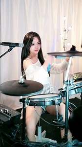 美女鼓手鼓点炸裂全场沸腾 架子鼓极速输出配合开嗓演唱让人热血澎湃 #架子鼓表演 #女鼓手现场 #drumcover