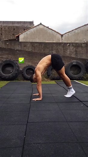 Andrea Redi - Calisthenics Coach on Instagram: "Train Calisthenics with a professional, link in bio 🔗 Follow for more calisthenics tips 📖 #calisthenics #handstand #planche #fitness #workout Calisthenics coach , Calisthenics tutorial , Calisthenics skills , Handstand tips , Planche tips , Pike push ups tips"