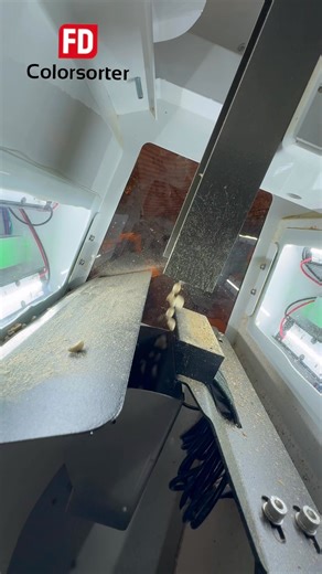 เครื่องยิงสี FDcolorsorter รุ่น FD-16N คัดกาแฟสาร Natural process ที่มี defect กาแฟเจือปนค่อนข้างเยอะ ถามถึงกำลังผลิต คัดกาแฟสารอยู่ที่ 50 กิโลกรัม/ชั่วโมง คัดกาแฟคั่ว อยู่ประมาณ 20 กิโลกรัม/ชั่วโมง สนใจสั่งซื้อหรือสอบถามข้อมูลเพิ่มเติม โทร 063-8588121 Line official account : @colorsorter นะคะ #FD #FDcolorsorter #colorsorter #Thailand #Chiangrai #NorthofThailand #coffee #rice #bean #roaster #coffeeroaster #กาแฟ #ข้าว #ถั่ว #งา #เครื่องยิงสีFD #เครื่องแยกสีFD #เครื่องคัดแยกสีFD #ไรซ์เบอรี่ #ข้าวก