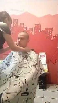 Leaving no hair left | Lizeth the barberette