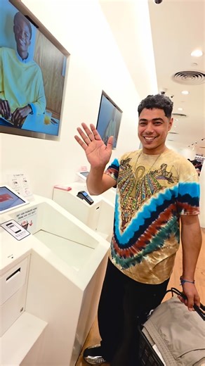 Moustapha Ashour on Instagram‎: "تجربة الدفع في الكاشير الألي لتسهيل عملية التسوق و الدفع من غير طابور او زحمة او اختلاف علي سعر المنتج The new cashierless experience ( shop and pay with ease ) no lines no magnetic tags to be removed all your items showed on board with details One of the most unique experience at @uniqlo #shopping #fashion #vietnam #cashierless #viral"‎