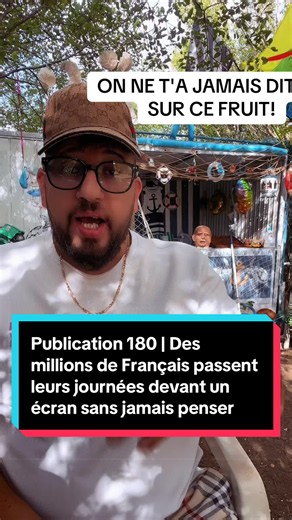 Publication 180 | Des millions de Français passent leurs journées devant un écran sans jamais penser à nourrir leurs yeux. Il existe un petit fruit violet de saison qui contient des pigments concentrés documentés cliniquement sur la circulation sanguine dans la rétine et la fatigue oculaire. Cru ou en jus frais et pas en confiture. #yeux #vision #sante #nutrition #ApprendreSurTikTok