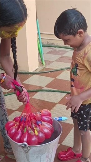 woow color water balloons🎈🎈 nindi bucket lo paduthunnae bunty❤😊