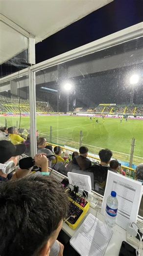 El grito del Halcón on Instagram: "GOLAZO DE JUANMA GUTIERREZ🔰🦅 El halcón marco el primer gol contra Velez Escuchanos en vivo AM 1400📻🤍 #defensayjusticia #vamosdefensa💚💛💚 #futbol #velez #varela"