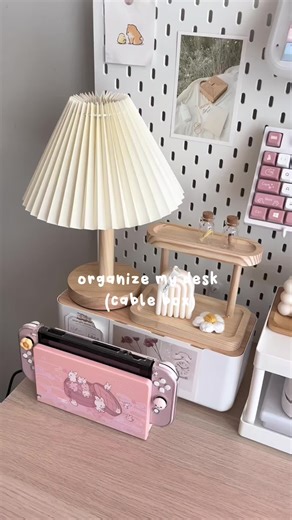 Organize my cable box with me! This is one of my favorite desk decor hacks, it can double as aesthetic and storage to hide messy cords. The key is finding the right power strip to go inside, some bars are too long. If the cord is too thick and it doesn’t lie flat, you won’t be able to close the box properly. Plus the strip needs enough plugs or ports for your accessories! Thanks to @orico.official for sending me this cutie travel-friendly power strip!! Not only can you wrap it up and pop it in y